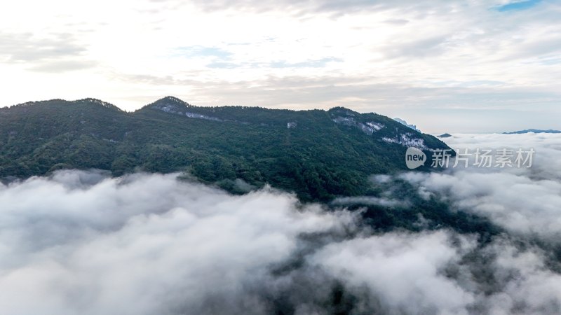 重庆酉阳：“睡佛”山下晨雾浓