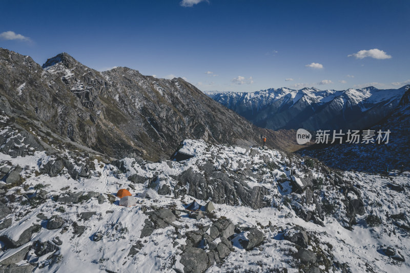 雪山上扎营