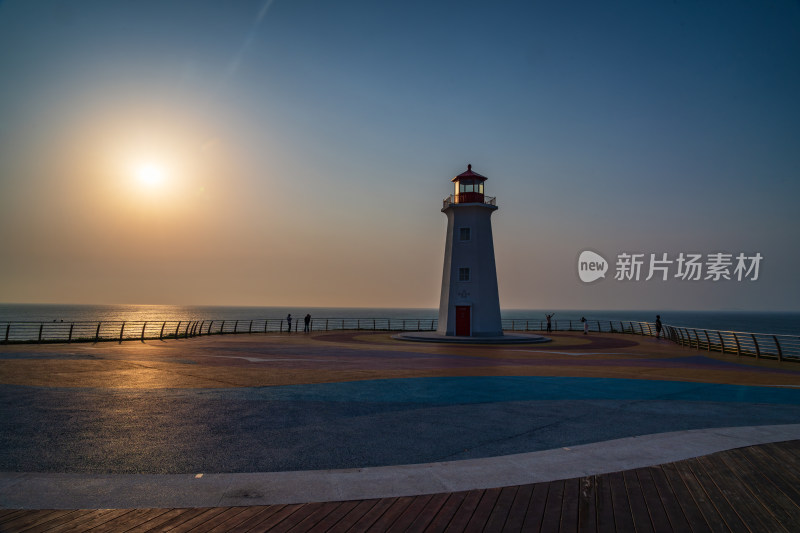 夕阳下的大连泊霞湾公园彩虹灯塔