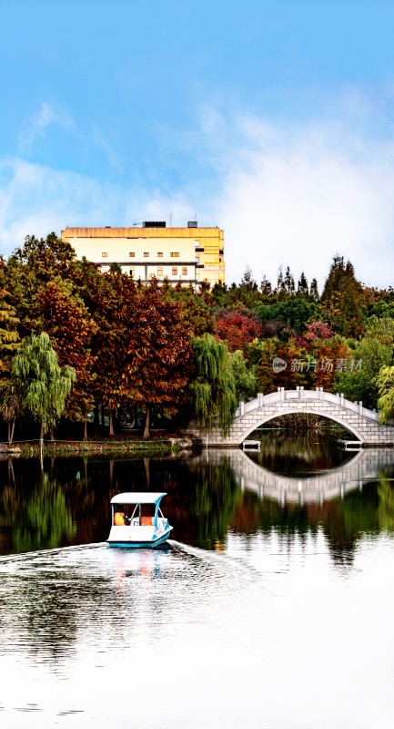 上海闵行公园湖面游船及岸边建筑风景