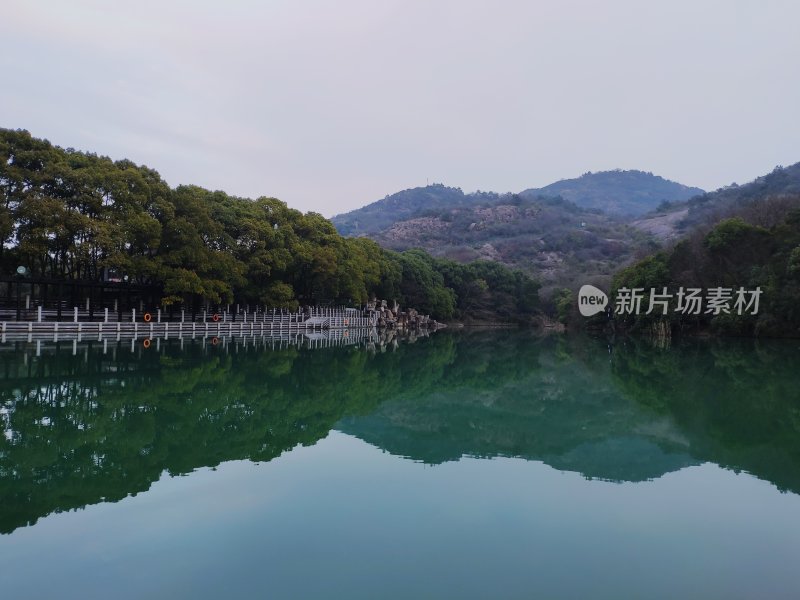 山林边平静湖水自然风光