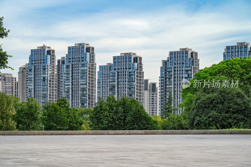 重庆中央公园现代都市建筑与空旷的地面广场