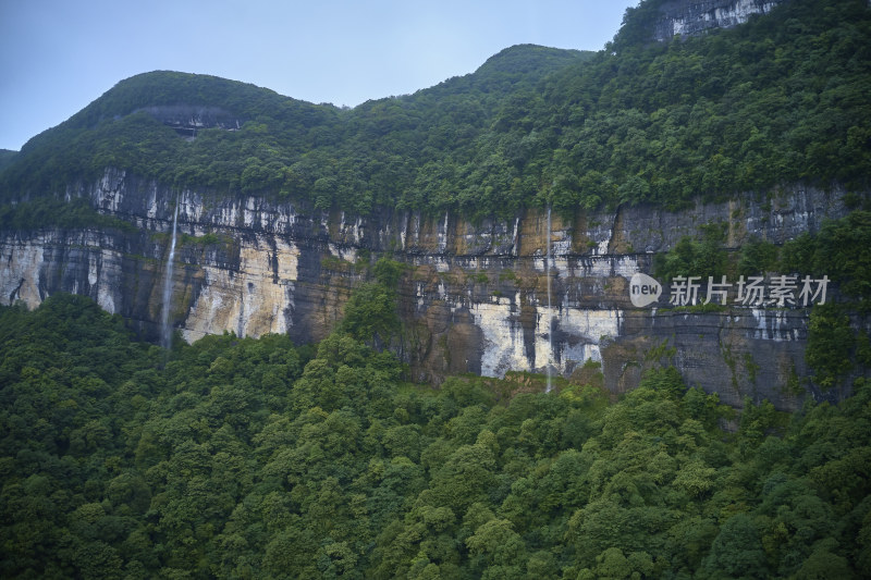 珍珠坠落般的瀑布