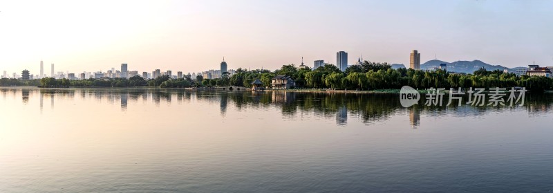 济南大明湖城市湖畔风光全景