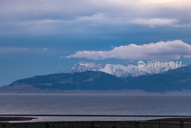 赛里木湖风光