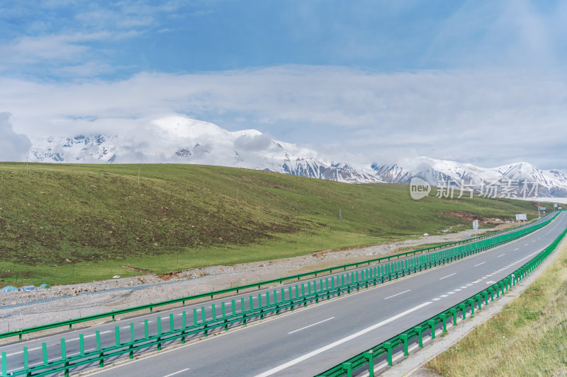 雪山草地与高速公路-青海果洛阿尼玛卿