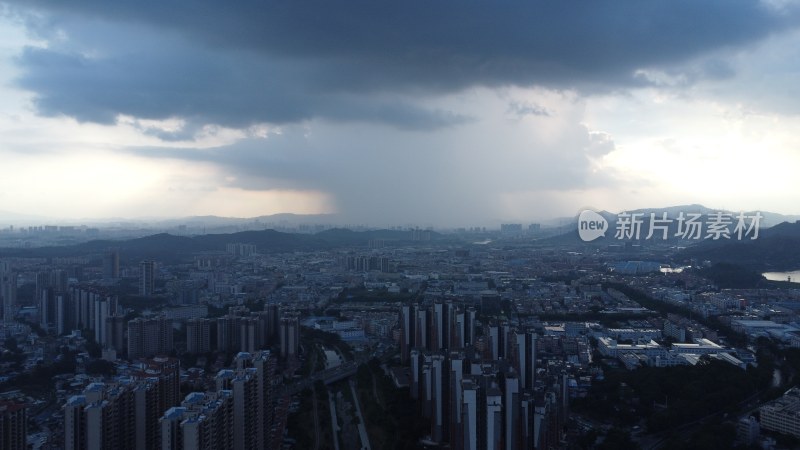 广东东莞：降雨景象