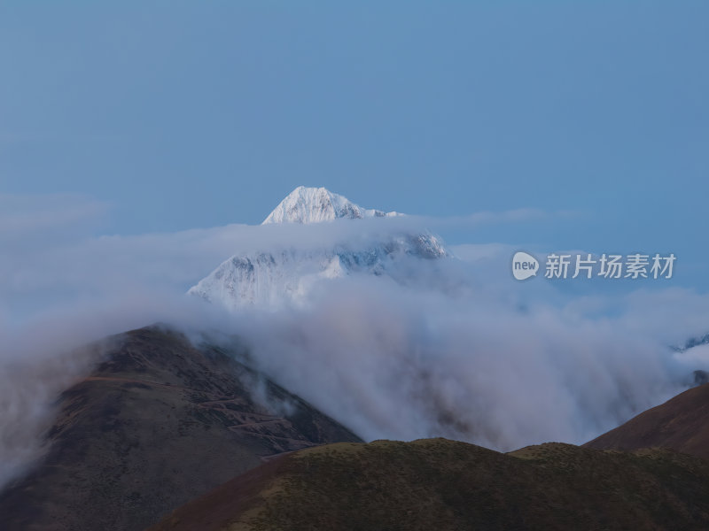 四川甘孜州高原上木居村庄山谷航拍