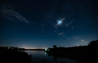 火流星划过美丽的夜空