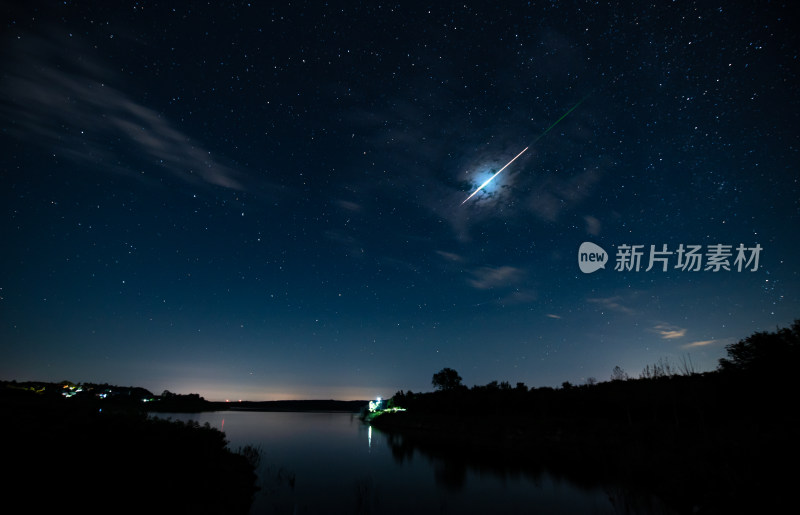 火流星划过美丽的夜空