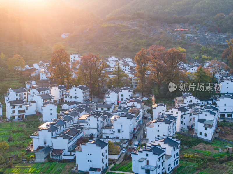 航拍江西婺源石城徽派建筑秋色枫叶村庄日出