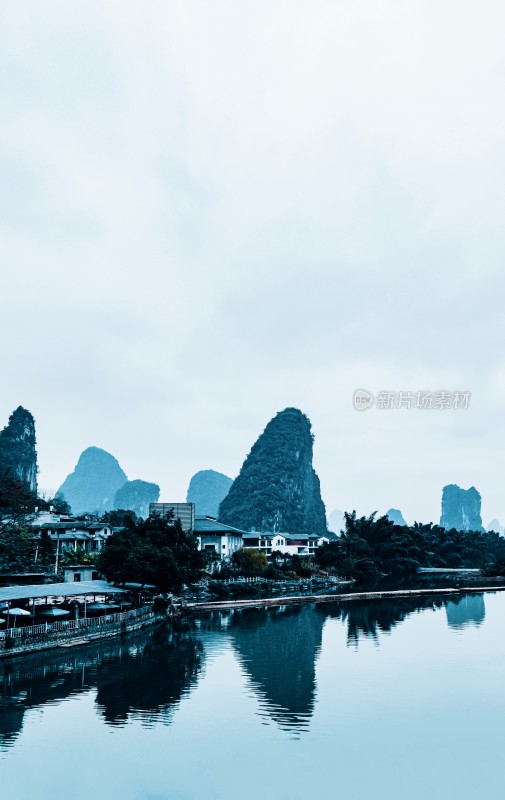 桂林山水相依的宁静河景