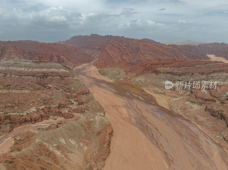 新疆南疆阿克苏温宿大峡谷天山托木尔峰航拍