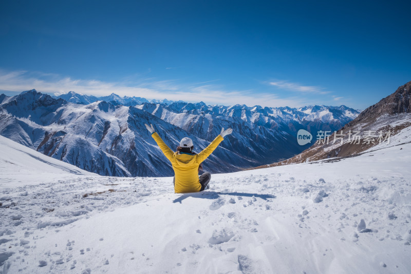 户外徒步旅行雪山成功登顶兴奋时刻