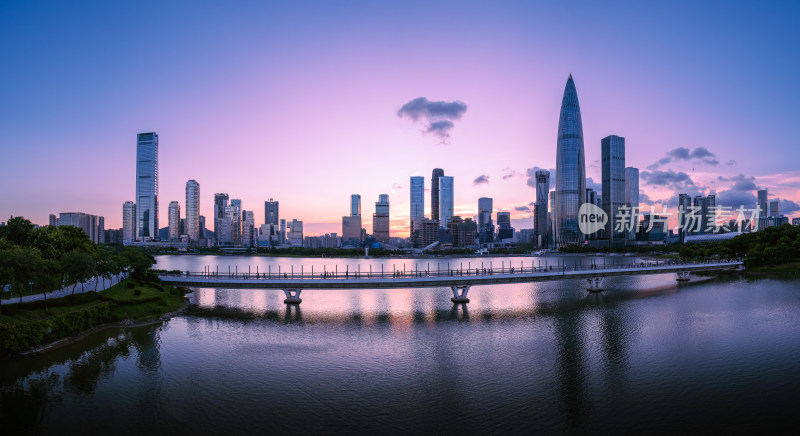 深圳湾蓝调时刻城市天际线全景