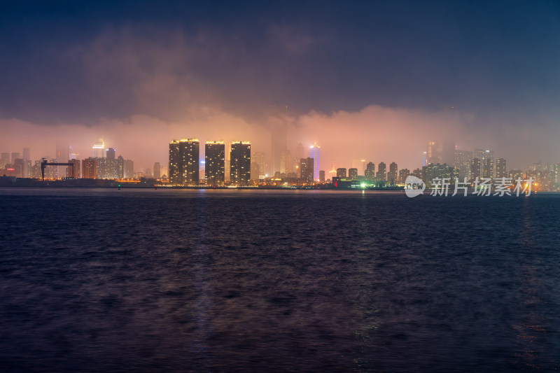 从钻石湾远眺大连市中心建筑穿云海夜景