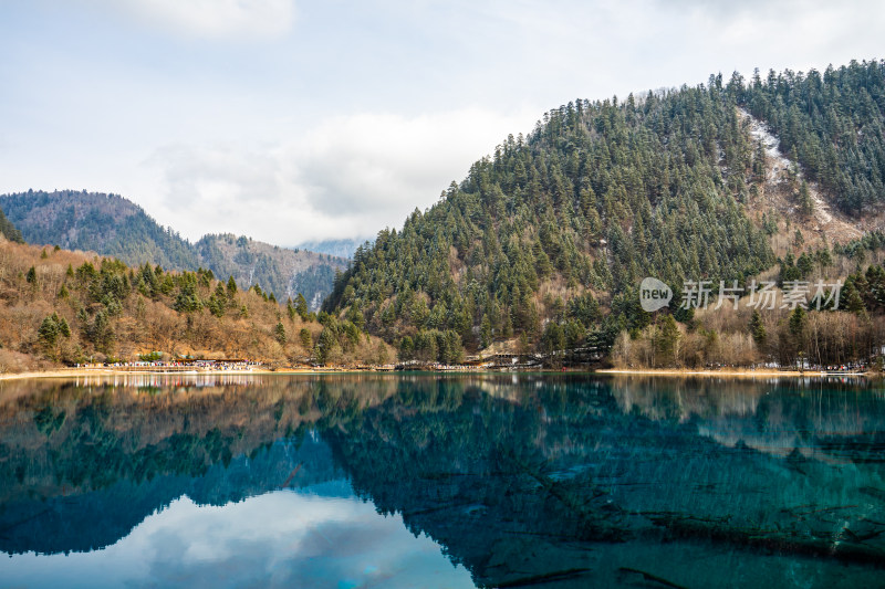 九寨沟山林环绕的蓝色湖泊自然风光