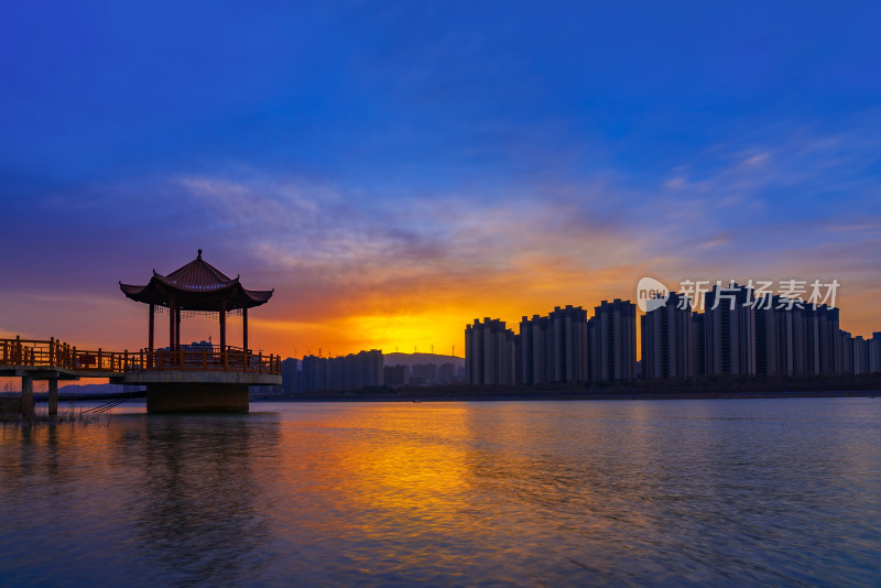 城市清晨日出朝霞河水楼房经济古建亭子风景