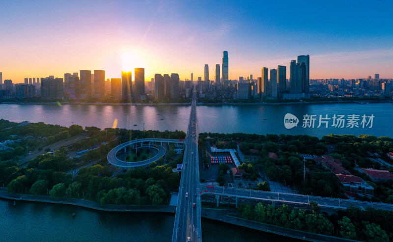 航拍长沙橘子洲大桥湘江沿岸城市风光全景图