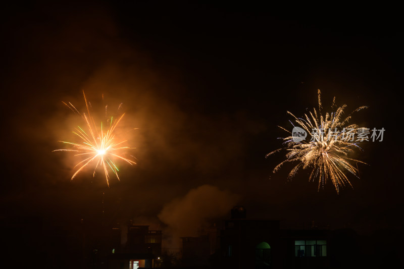 夜空绽放的绚丽烟花