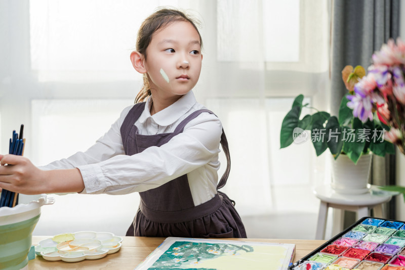 阳光下练习画水粉画的东方女孩