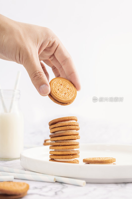 手拿夹心饼干亮调背景