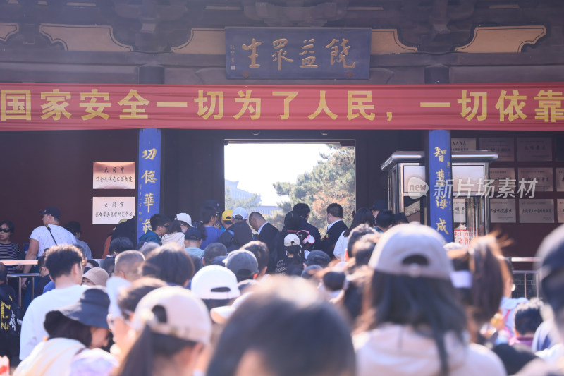 山西大同华严寺爆满各地游客人山人海的盛景