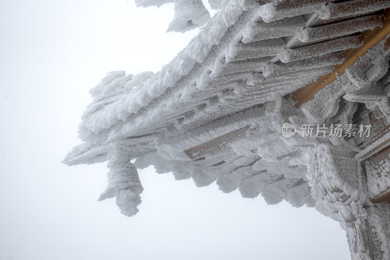 古建筑房檐大雪冰冻