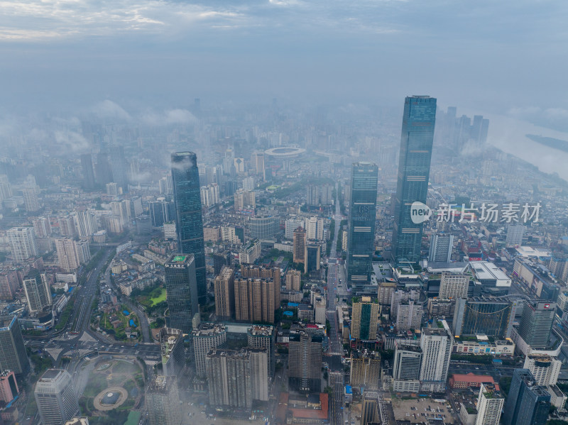 长沙云雾中高楼林立的城市鸟瞰全景