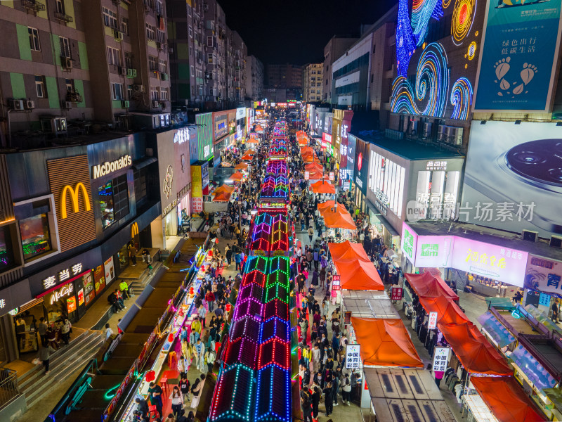 航拍青岛台东步行街夜景商业街