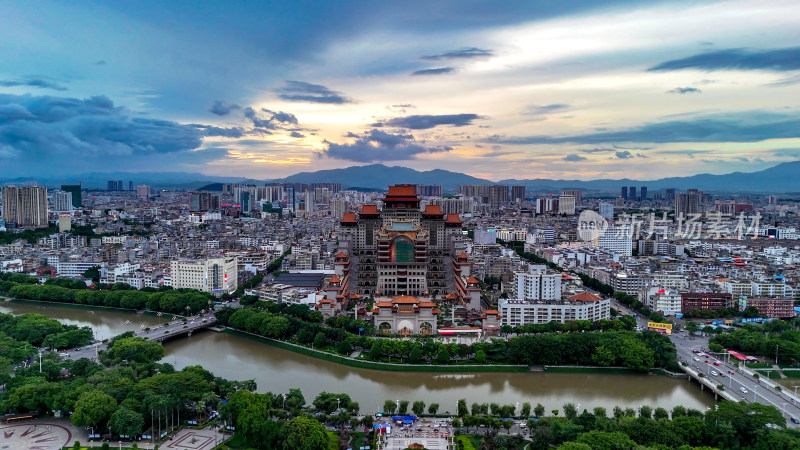 夕阳下的广西玉林云天文化城航拍图