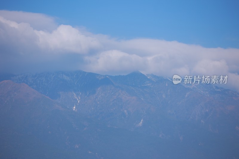 蓝天白云下的连绵山脉苍山洱海壮丽景象