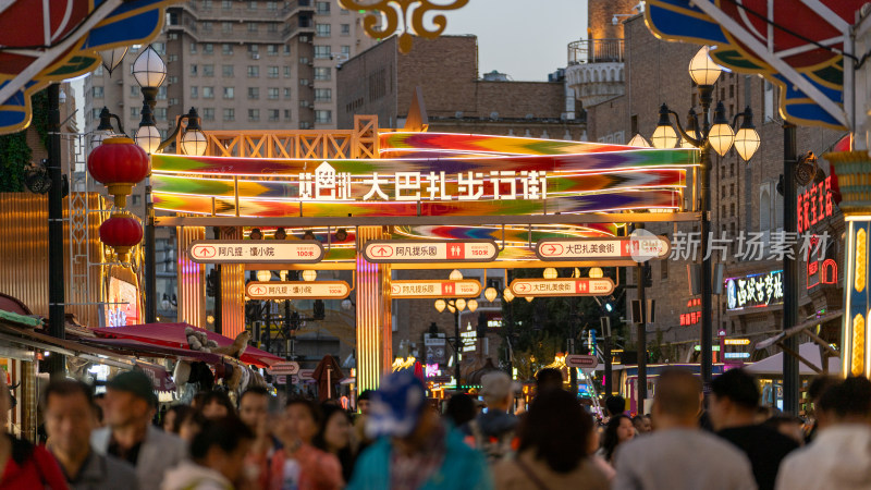 中秋节傍晚时的中国新疆国际大巴扎