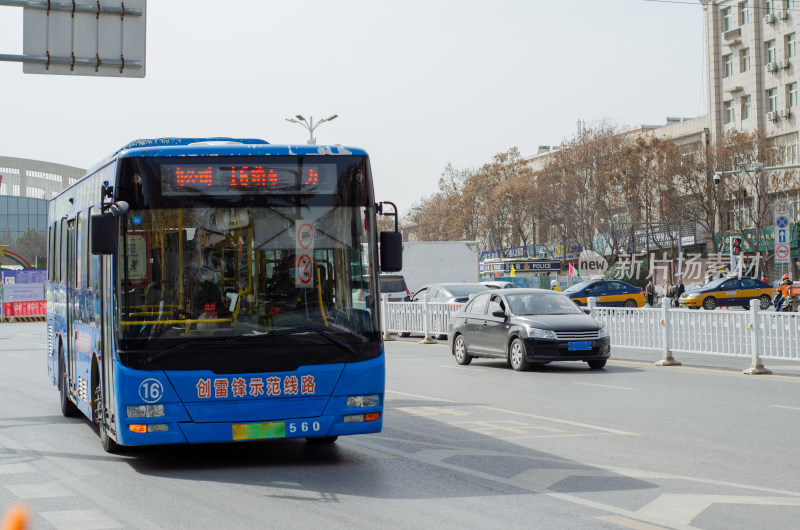 陕西渭南的城市街道上的公交车