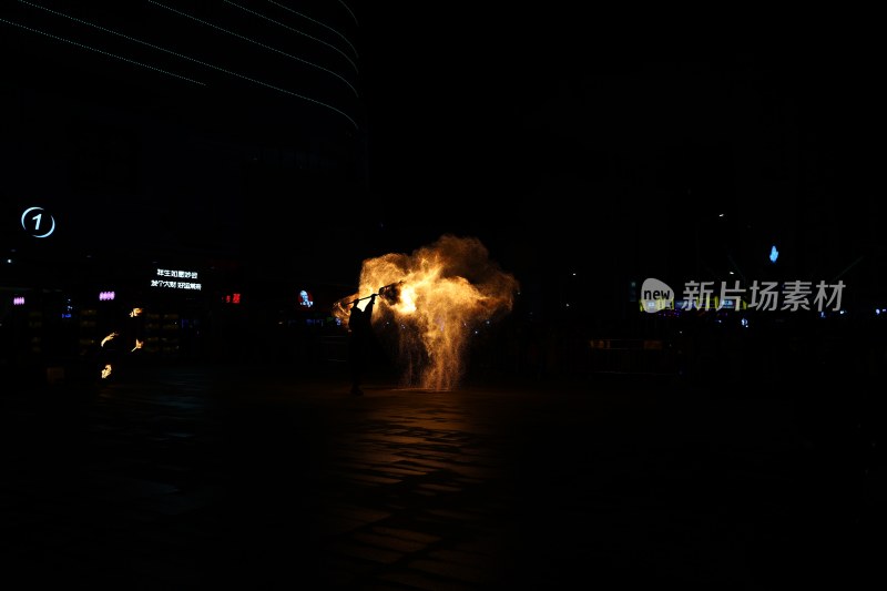 夜晚广场上的火舞表演震撼场面