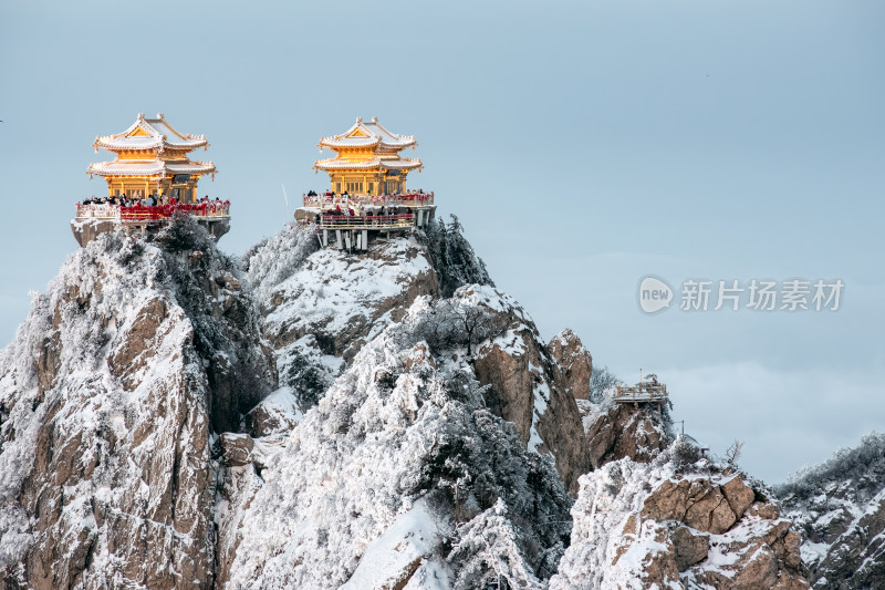 河南老君山雪后云海金顶建筑