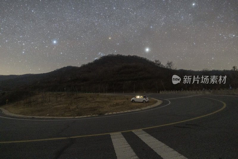 野外草地中停放着的汽车夜景星空图