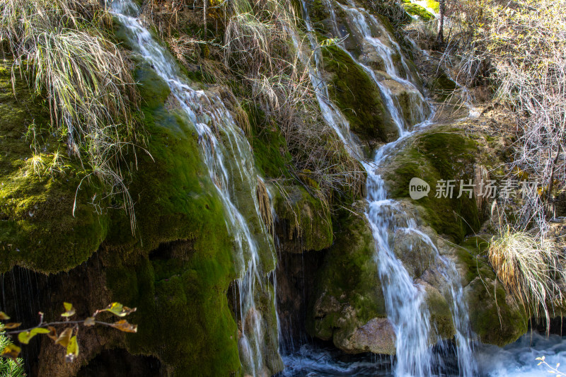 九寨沟秋色，山间溪流