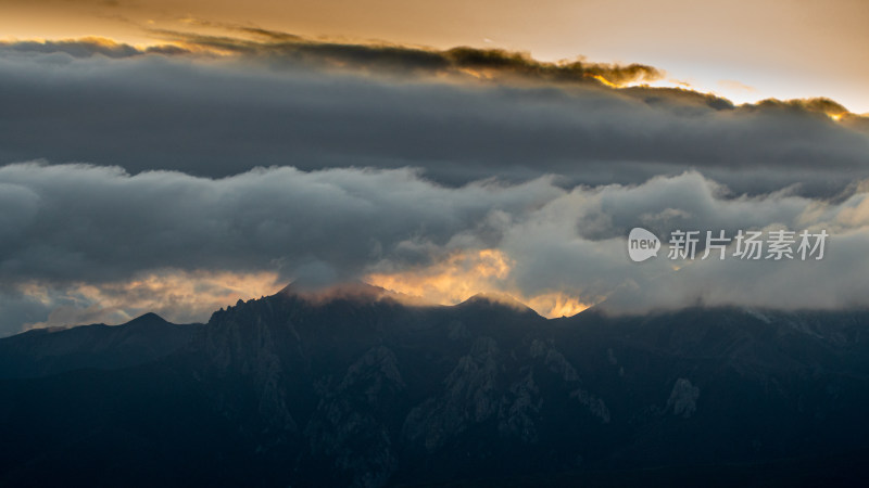 日落时的天空山峰云景