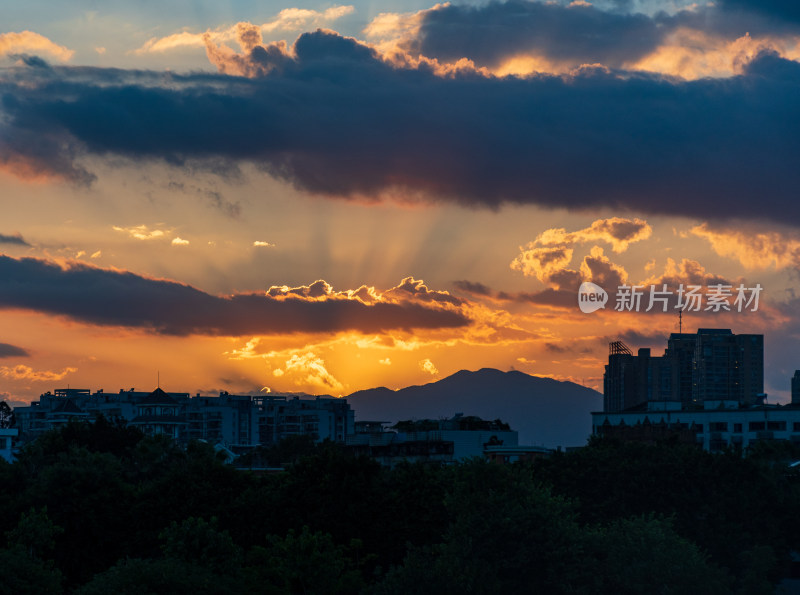 城市天际线下的绚丽日落美景