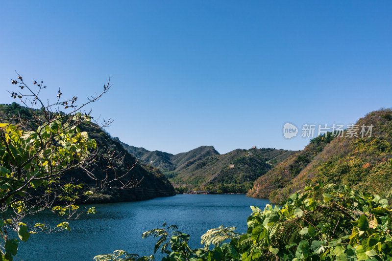 秋天的黄花城水长城景区里的水库群山