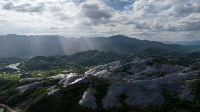 航拍大型的光伏发电基地，高兴科技能源产业