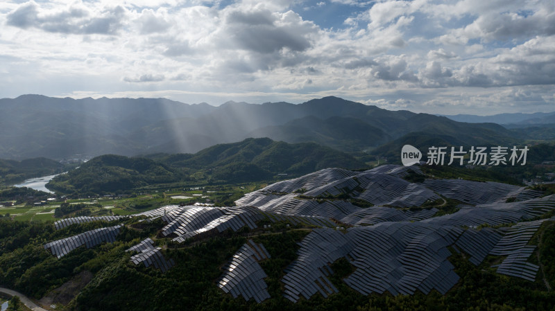 航拍大型的光伏发电基地，高兴科技能源产业