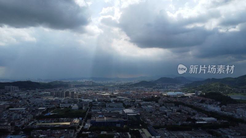 广东东莞：天空中透出光柱照耀大地