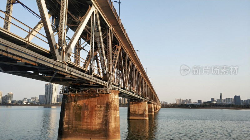 杭州钱塘江大桥江上钢铁桥梁全景