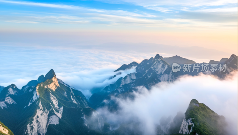 云雾缭绕的壮丽华山山景