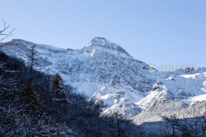 四川阿坝州黄龙景区冬日雪山胜景