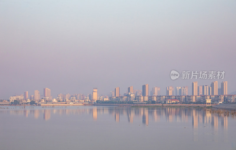 山东济宁邹城孟子湖城市建筑倒影景观