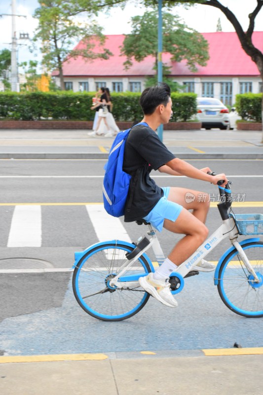 男子骑行黄色共享单车