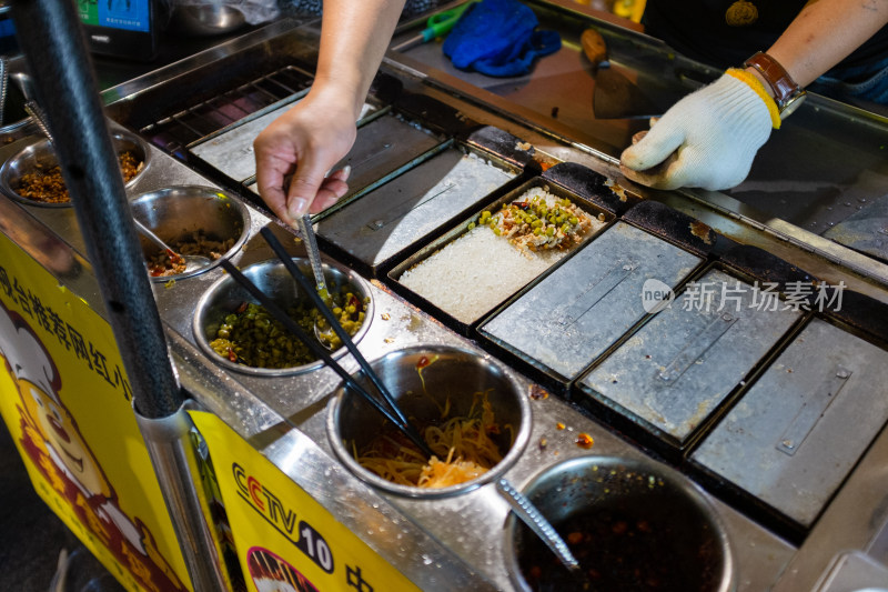 贵阳正新街夜市特色美食锅巴饭